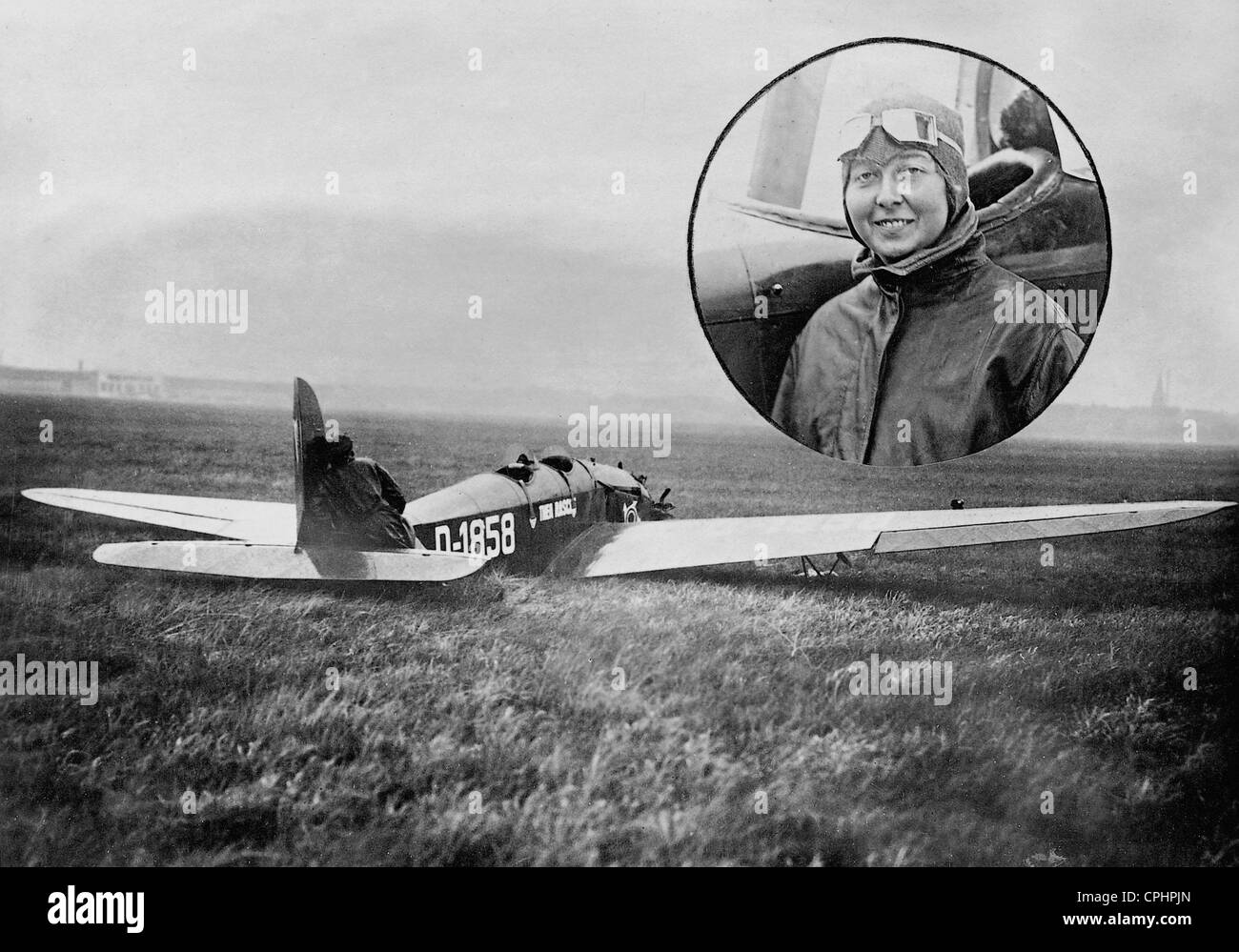 Thea Rasche e il suo aereo dopo un crash Foto Stock
