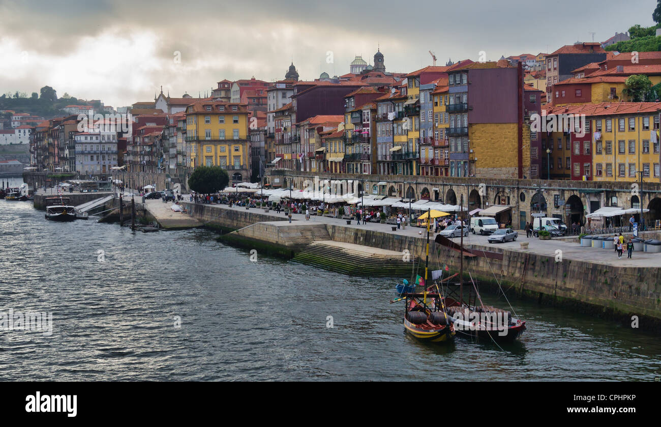 Vista della città di Porto presso la riva del fiume (Ribeira trimestre) e vino barche('Rabelo') sul fiume Douro(Portogallo), un patrimonio mondiale UNESCO Foto Stock
