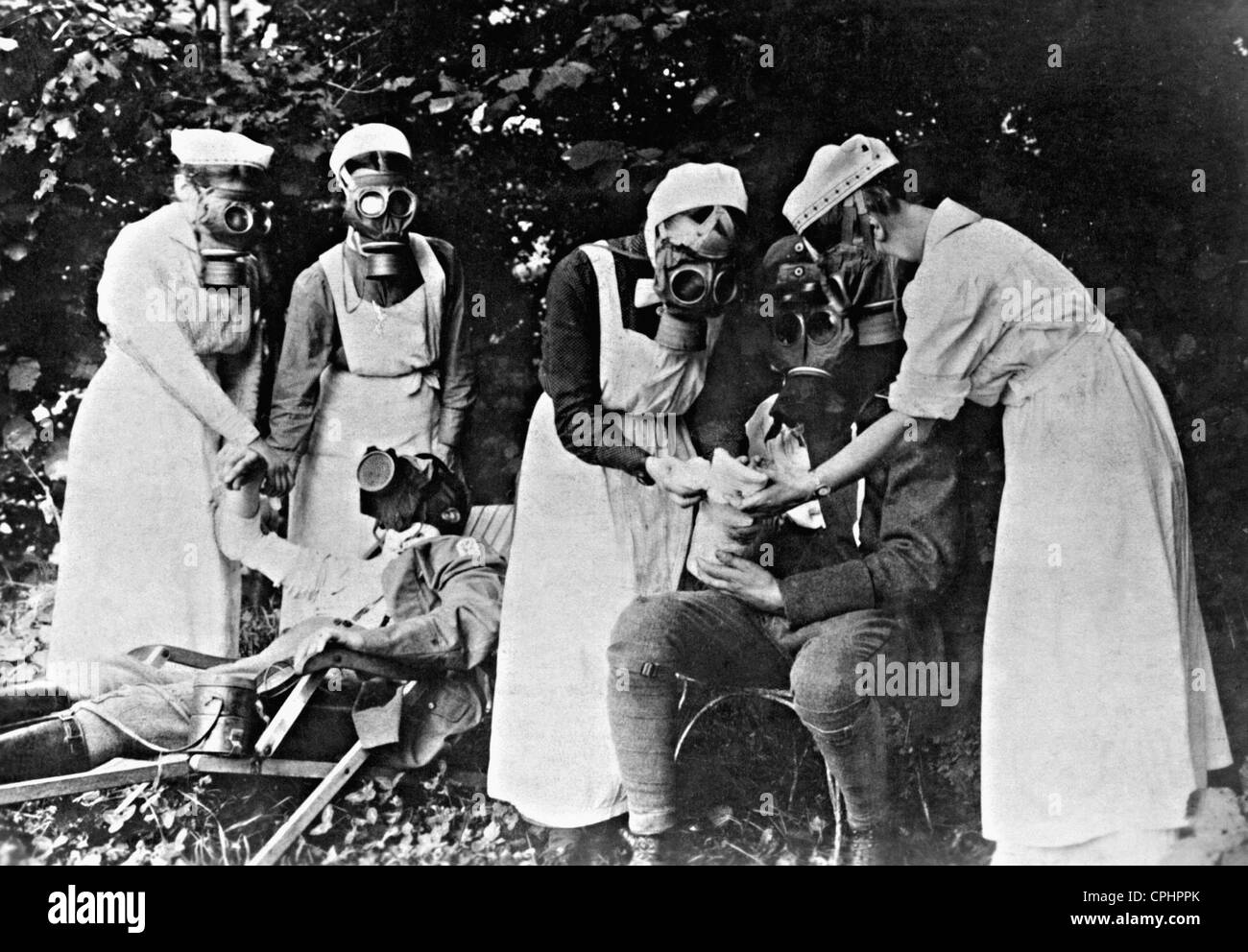 Primo aiuto dopo un attacco di gas 1917 Foto Stock