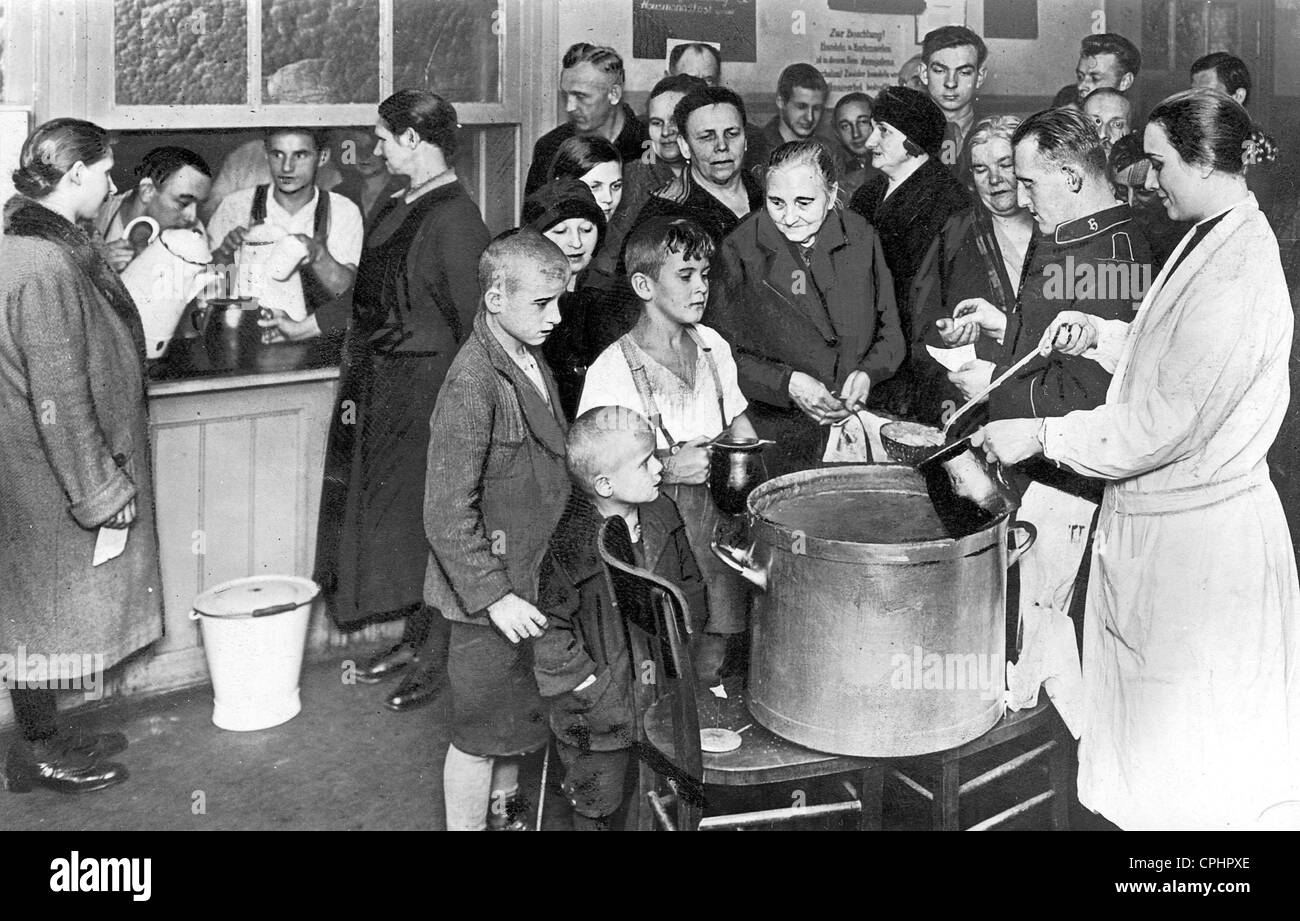 Le famiglie ricevono un pasto caldo in un Esercito della Salvezza soup kitchen in Germania, 1931 (foto b/n) Foto Stock