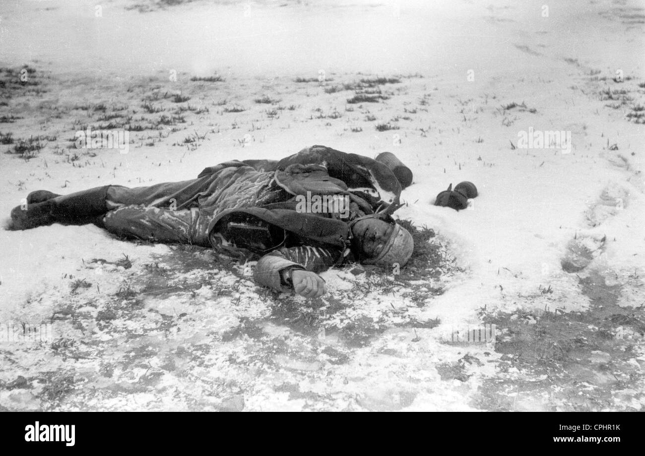 Il corpo di un soldato tedesco in Prussia Orientale, 1945 Foto Stock