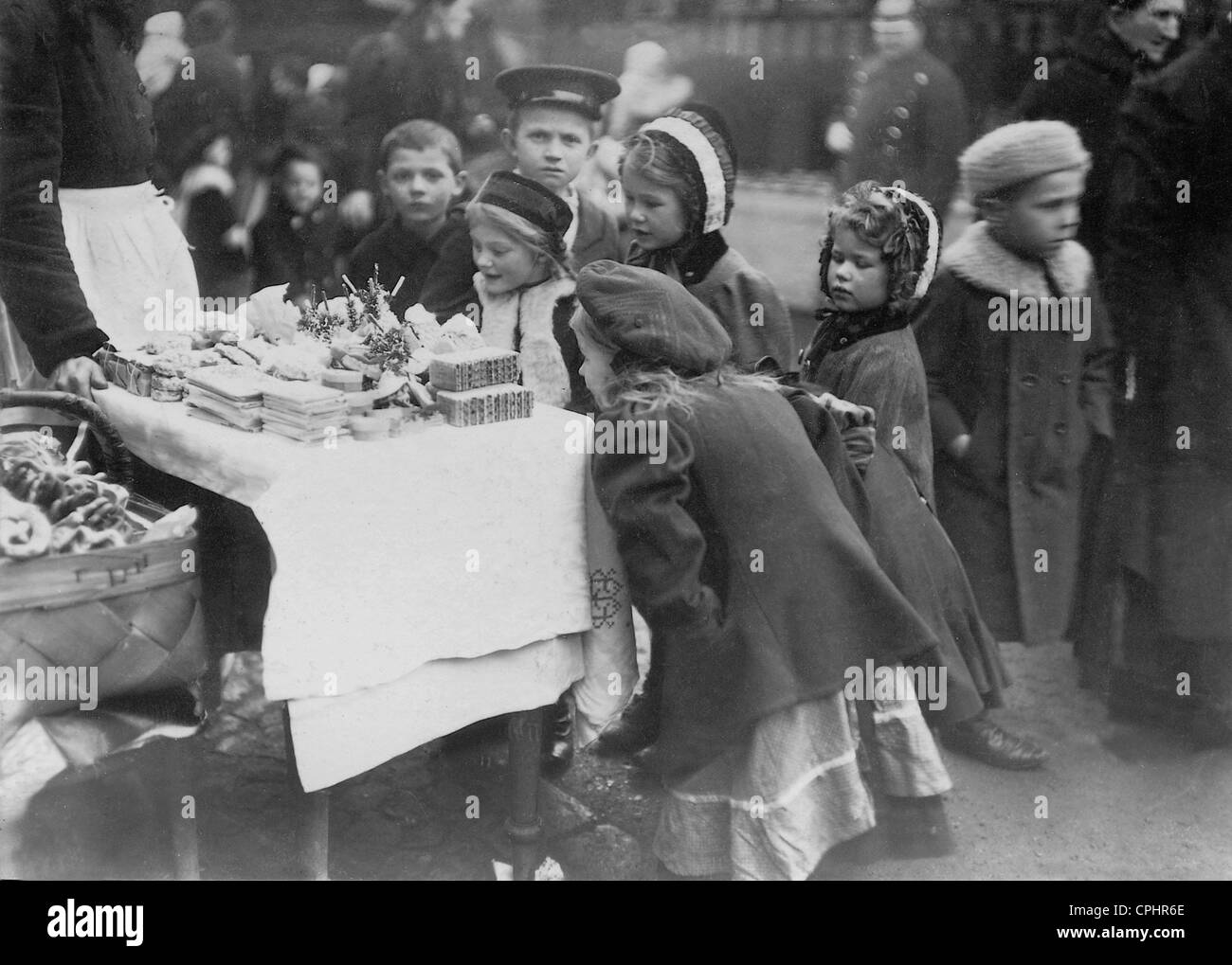 I bambini presso il mercato di Natale, 1910 Foto Stock