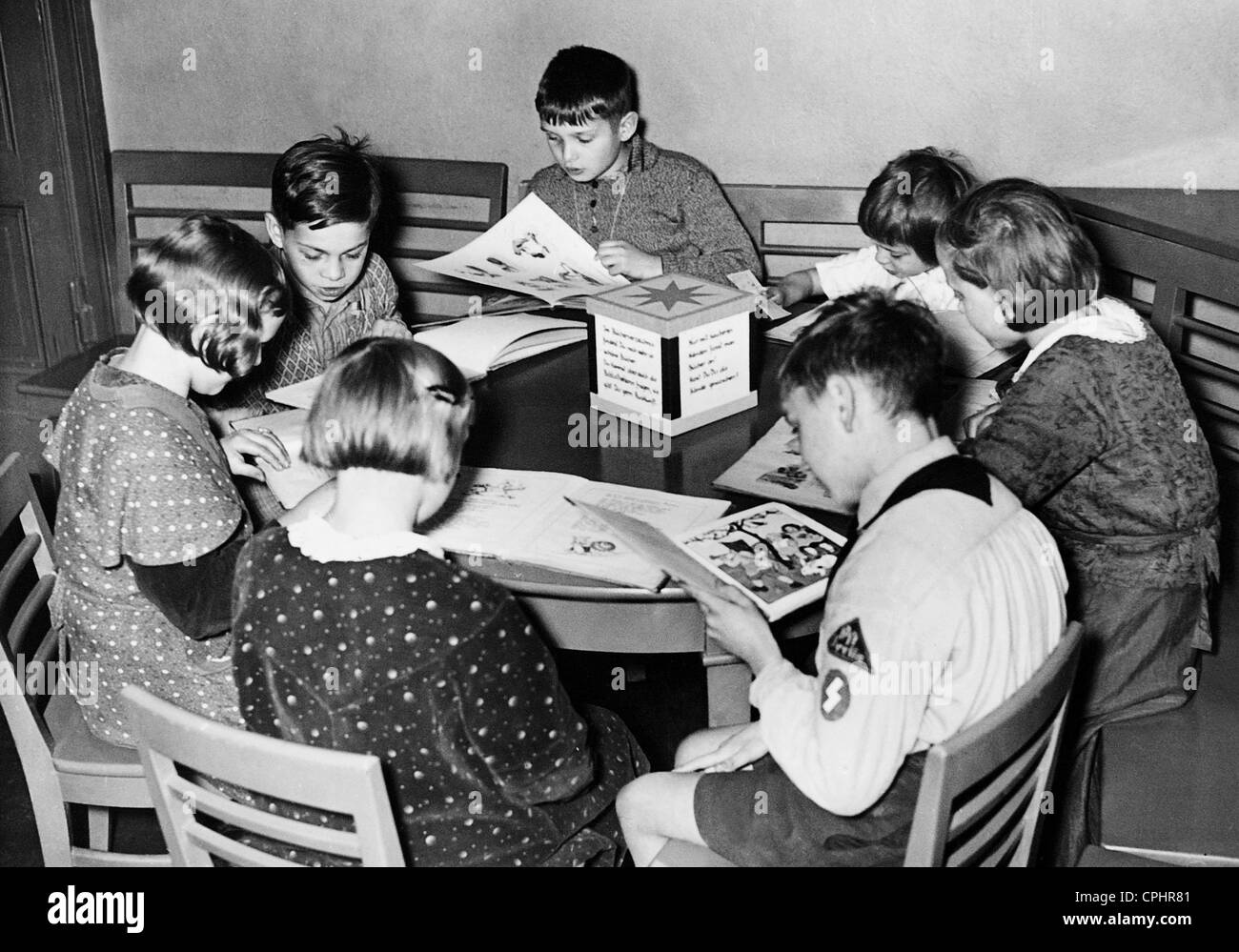 I bambini in biblioteca, 1935 Foto Stock