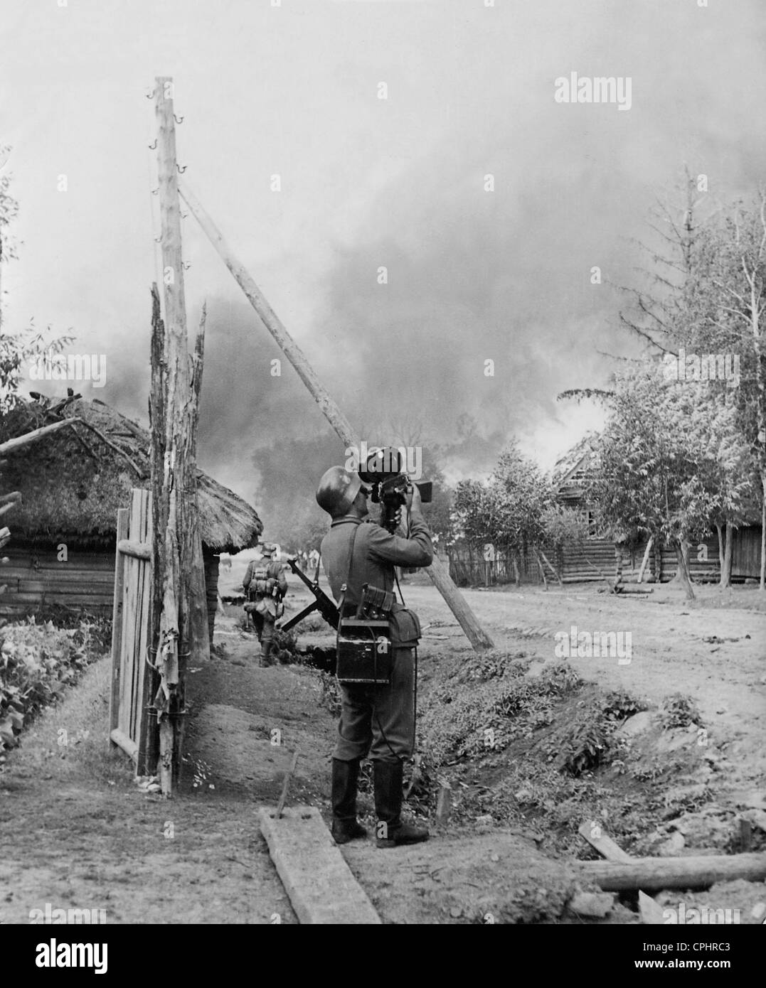 Il cameraman di Wochenschau riprese combattimenti di strada, 1941 Foto Stock