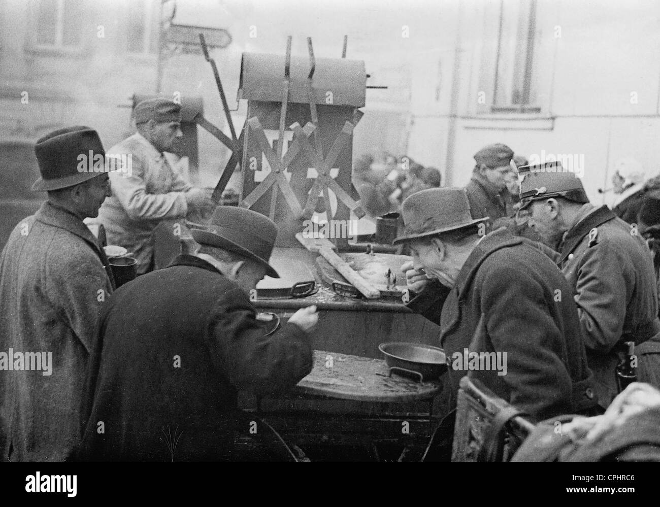 La cucina del campo dopo un attentato alla bomba in 1943 Foto Stock