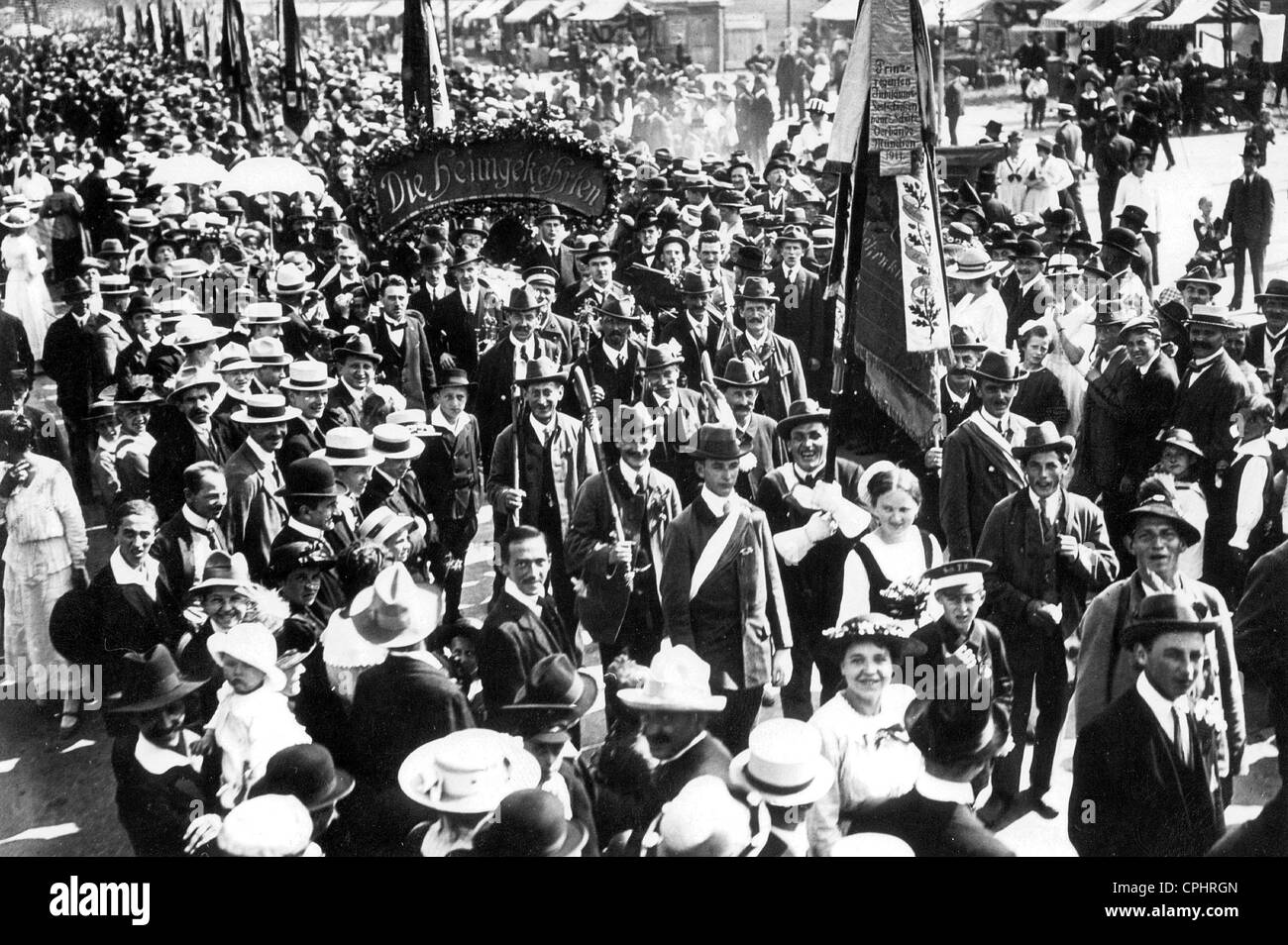 Processione in occasione dell apertura del primo Oktoberfest a Monaco di Baviera dopo la Prima Guerra Mondiale. Foto Stock