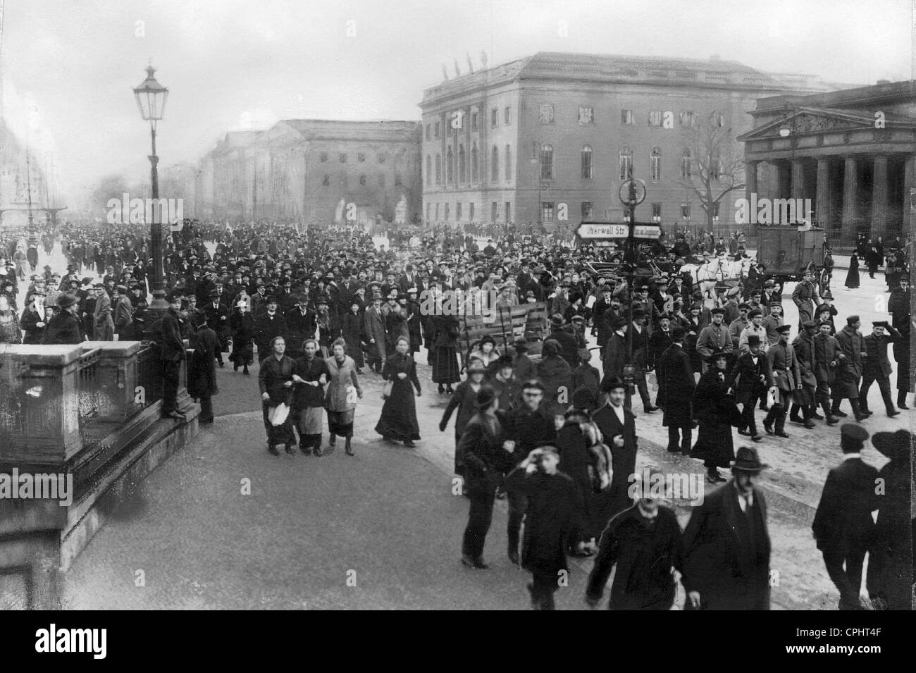 I dimostranti all'inizio della rivoluzione di novembre, 1918 Foto Stock