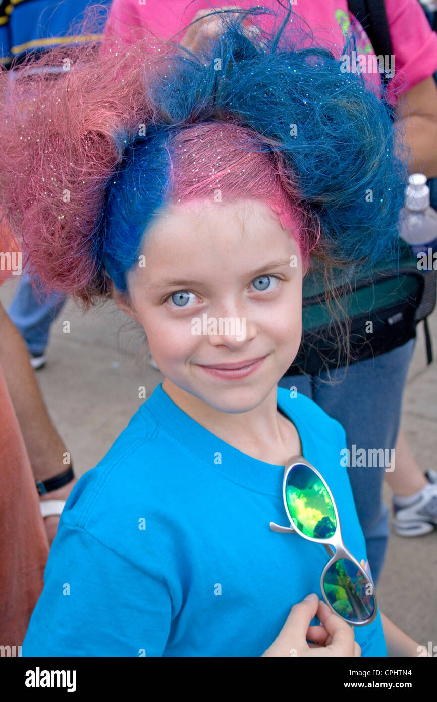 Felice femmina giovane età del bambino 9 indossando un grande blu e rosso parrucca. Minnesota State Fair St Paul Minnesota MN USA Foto Stock