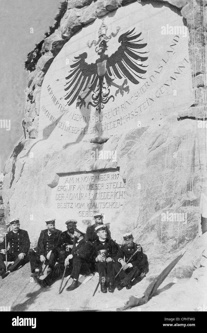 Ufficiali tedeschi di fronte alla pietra di Diedrich a Qingdao Foto Stock