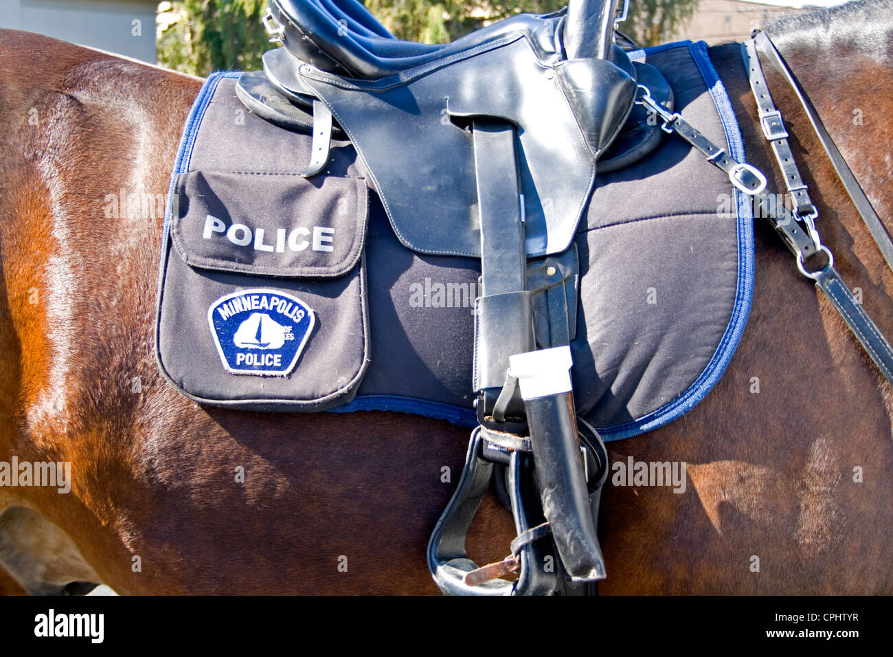 La polizia a cavallo con slitta in attesa di iniziare parade. Il giorno dell indipendenza messicana Minneapolis Minnesota MN USA Foto Stock