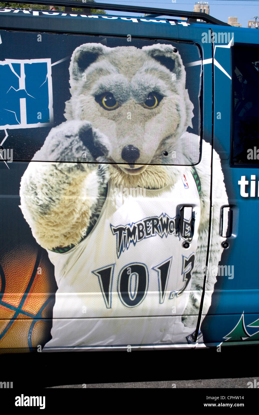 Professional NBA Basketball team Minnesota Timberwolves mascotte Crunch sul lato del furgone. Minneapolis Minnesota MN USA Foto Stock