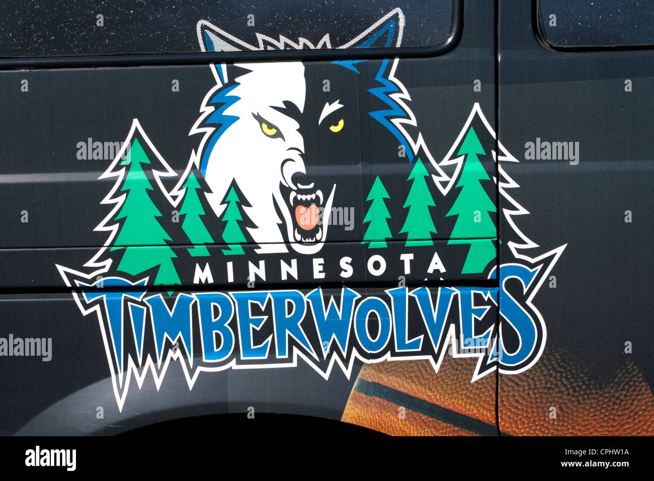 Professional NBA Basketball team Minnesota Timberwolves logo sul lato del team van. Minneapolis Minnesota MN USA Foto Stock