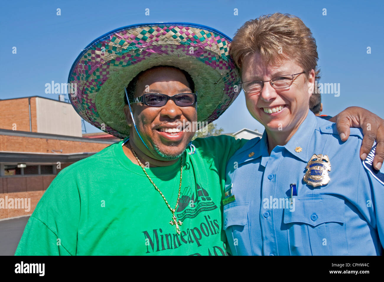 Femmina ispettore di polizia relative ad uno della celebrazione leader. Il giorno dell indipendenza messicana Minneapolis Minnesota MN USA Foto Stock