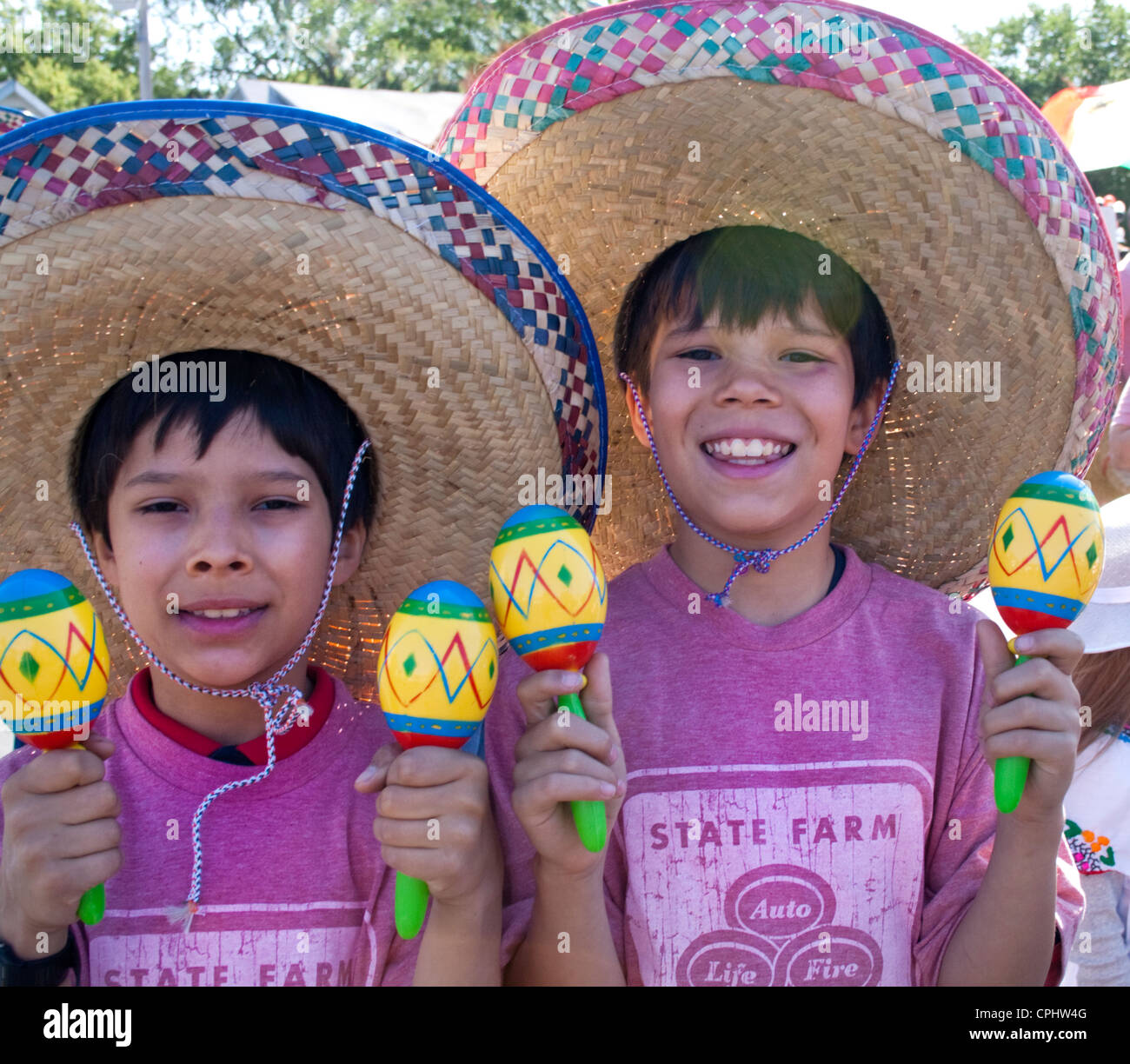 Mexican ragazzi americani indossando sombreros giocando le maracas in parata. Il giorno dell indipendenza messicana Minneapolis Minnesota MN USA Foto Stock