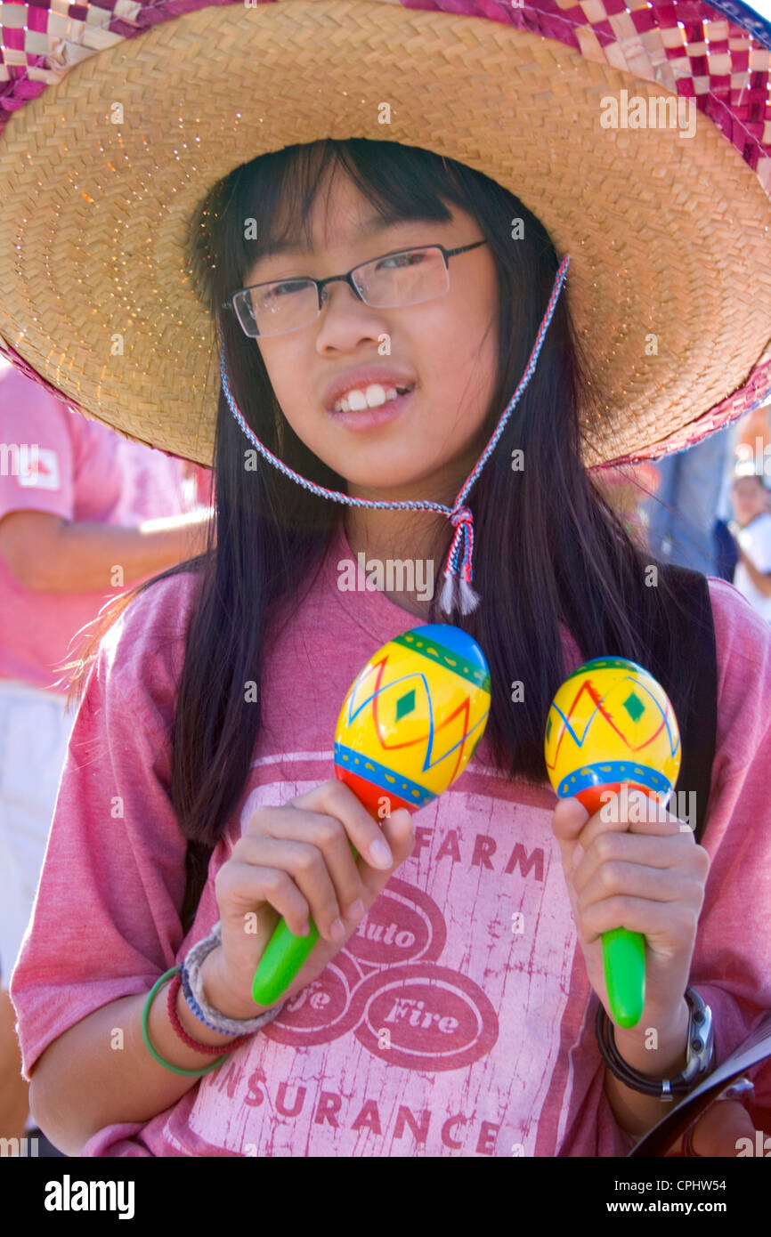 Messicano Latino Americana ragazza agitando le maracas in parata. Il giorno dell indipendenza messicana Minneapolis Minnesota MN USA Foto Stock