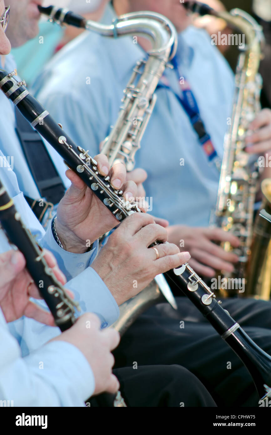 Il musicista suona il clarinetto Foto Stock