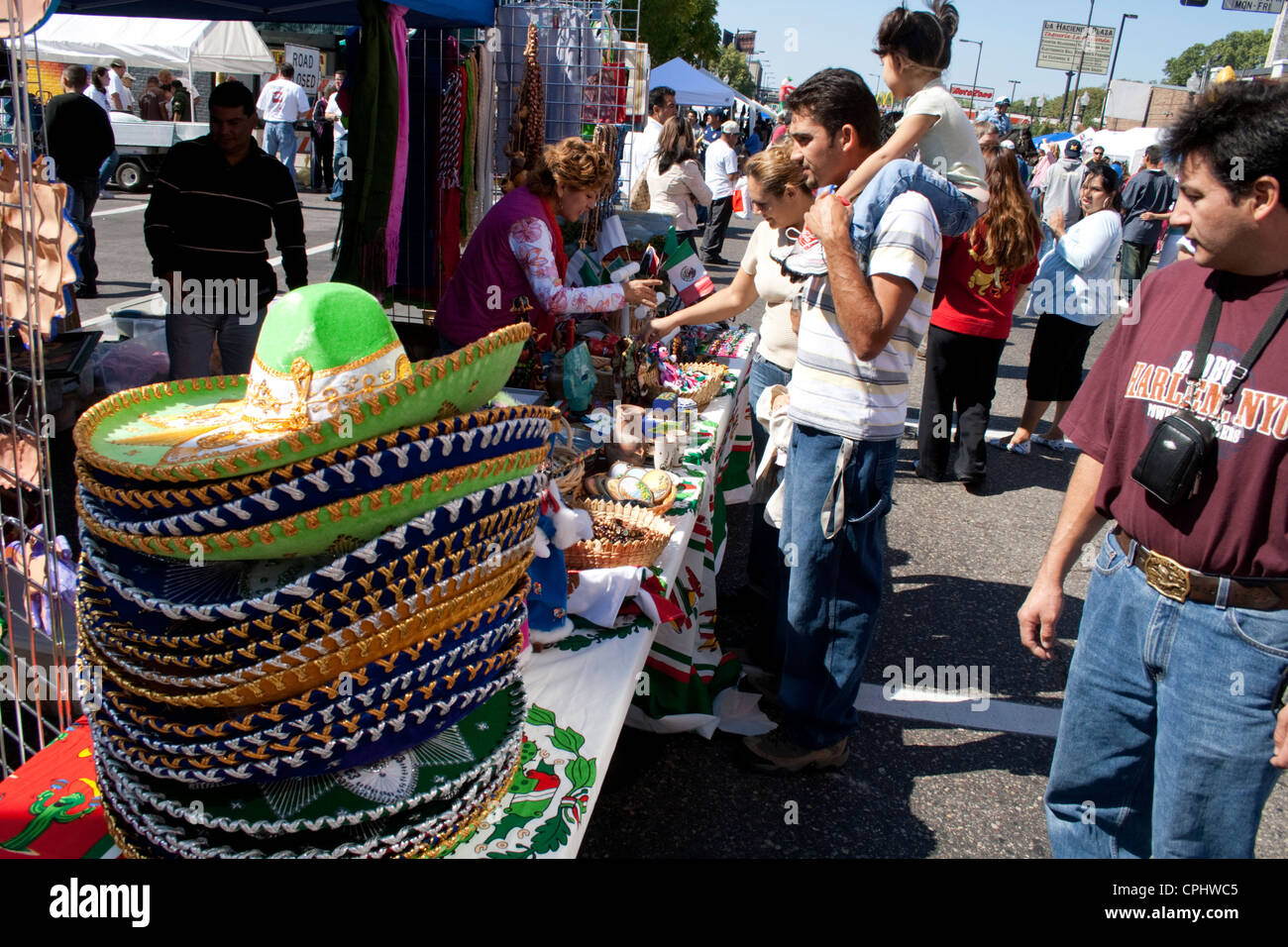 I venditori ambulanti vendono sombreros messicani e altri oggetti etnici. Il giorno dell indipendenza messicana Minneapolis Minnesota MN USA Foto Stock
