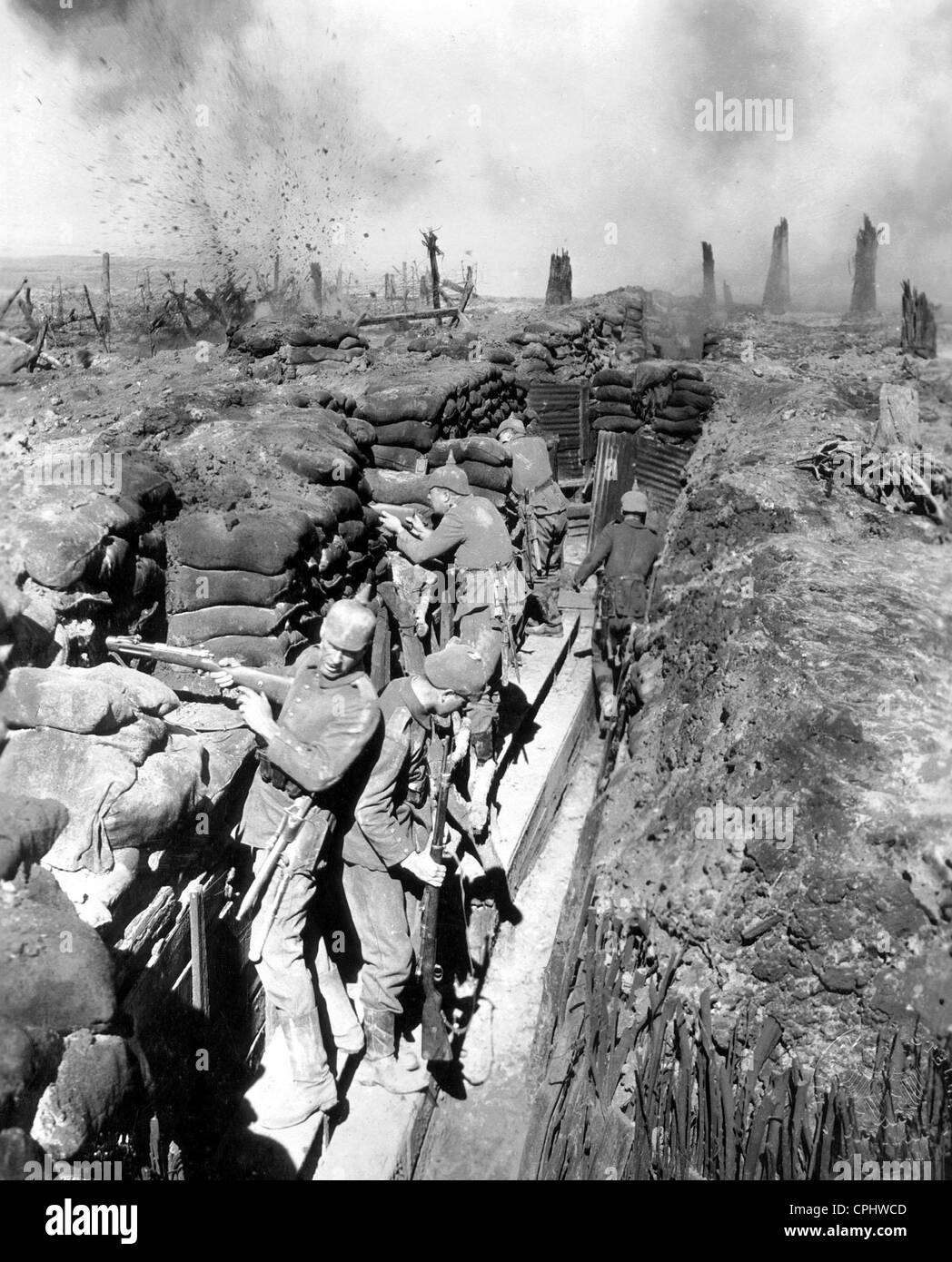 Una guerra di trincea nella prima guerra mondiale da 'Tutto tranquillo sul fronte occidentale', 1930 Foto Stock