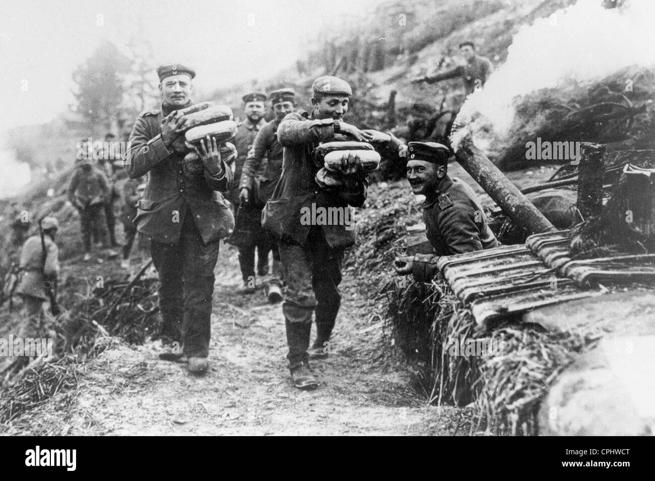 I soldati tedeschi fuori mano pane, 1915 Foto Stock