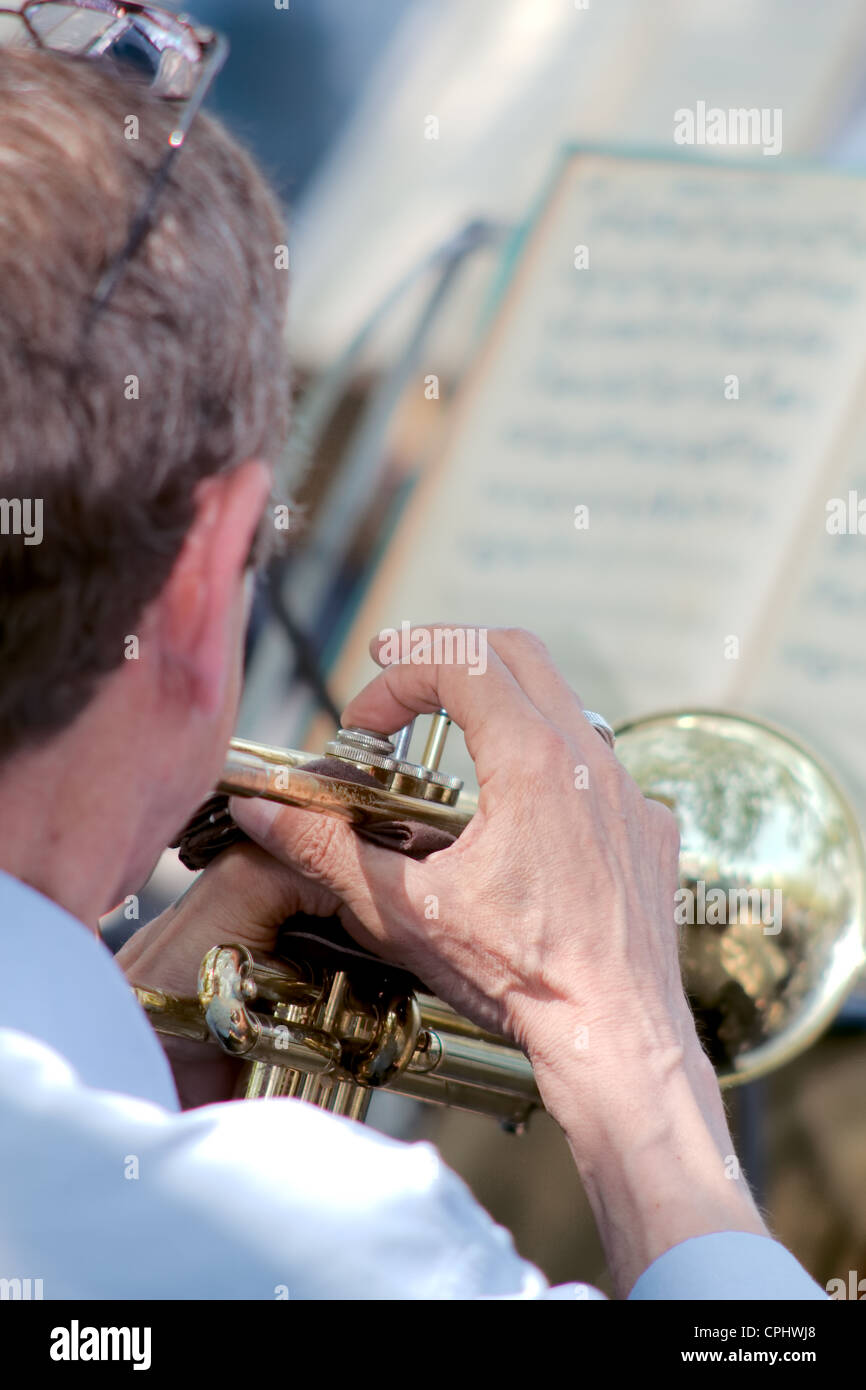 Il musicista suona la tromba Foto Stock