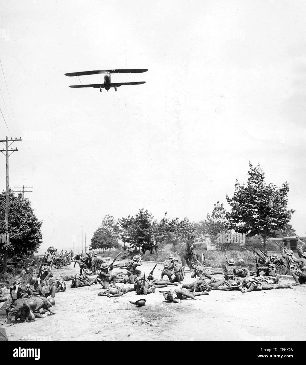 Soldati americani durante una dimostrazione di un attacco aereo, 1929 Foto Stock