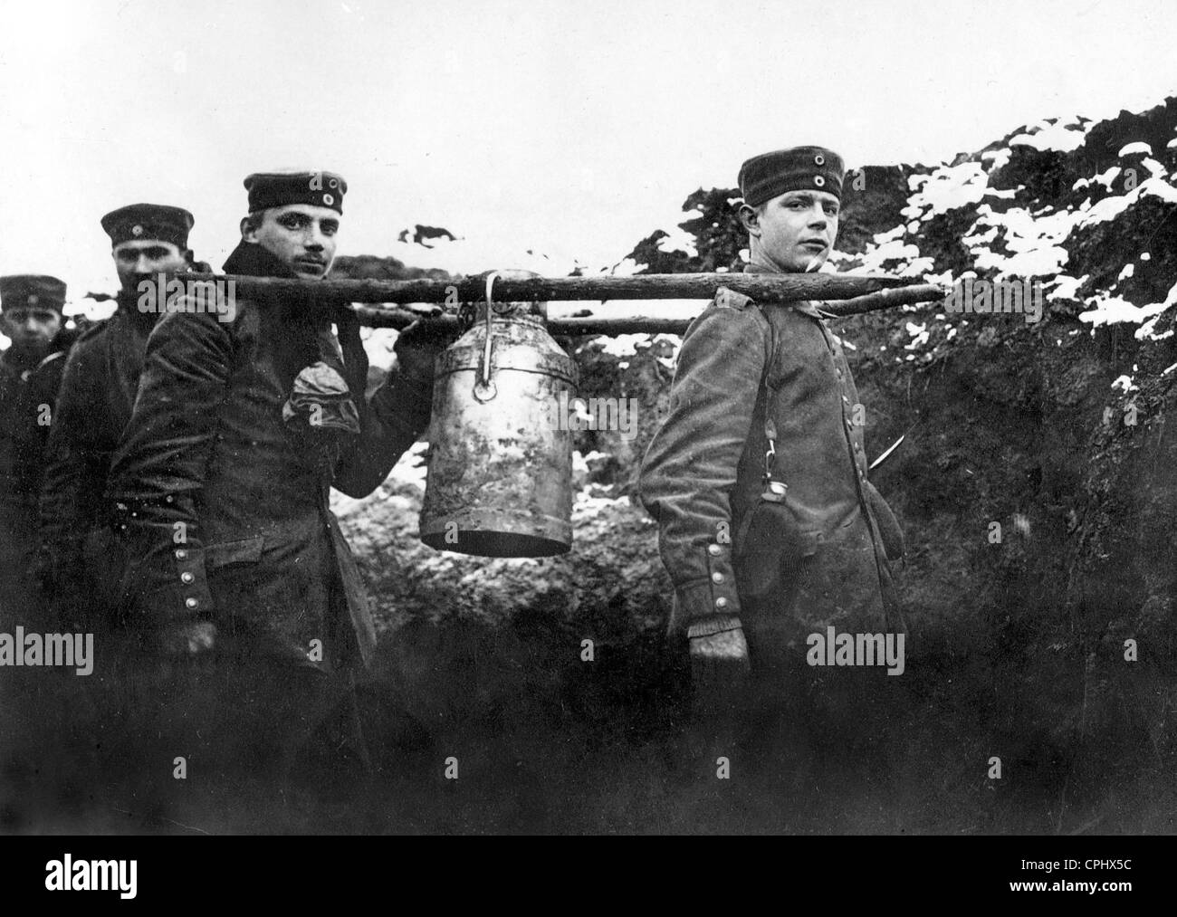 Portare cibo per la fanteria tedesca in comunicazioni di trincee, 1915 Foto Stock