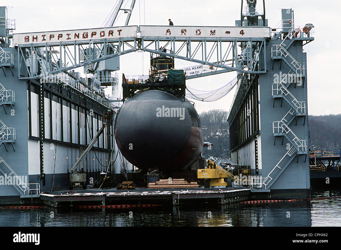 Il Los Angeles-classe alimentato nucleare attacco rapido sommergibile USS Miami (SSN 755) nel bacino di carenaggio durante una routine di ispezione dello scafo Marzo 16, 1994 a Groton, CT. Foto Stock