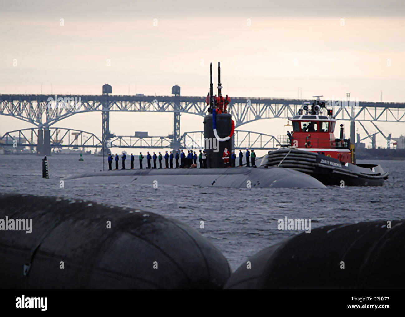 Il Los Angeles-classe alimentato nucleare attacco rapido sommergibile USS Miami (SSN 755) ritorna a casa a base di sottomarini di New London in seguito a cinque mesi di deployment conducendo le operazioni in noi flotta 6 Dicembre 15, 2011 a Groton, CT. Foto Stock