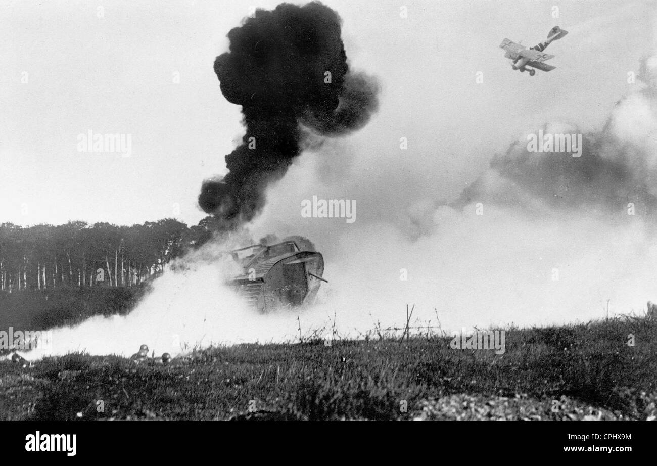 Il serbatoio in inglese viene attaccato da un tedesco di attacco a terra di aeromobili Foto Stock