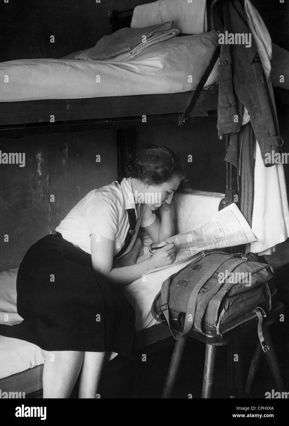Il BDM ragazze leggendo il giornale, 1939 Foto Stock