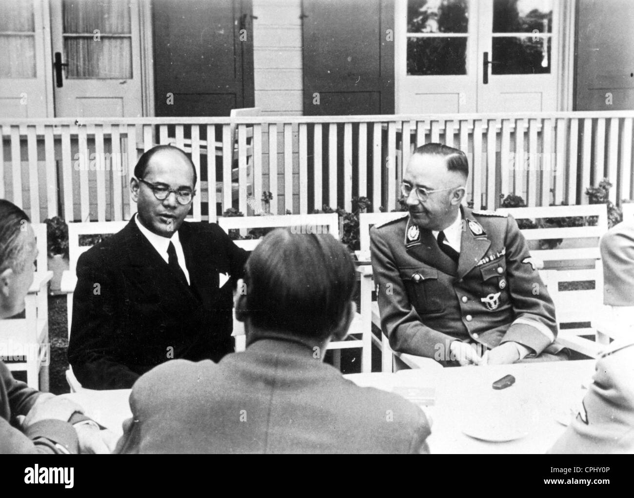 Heinrich Himmler in discussione con Subhas Chandra Bose al quartier generale tedesco, 1942 (foto b/n) Foto Stock