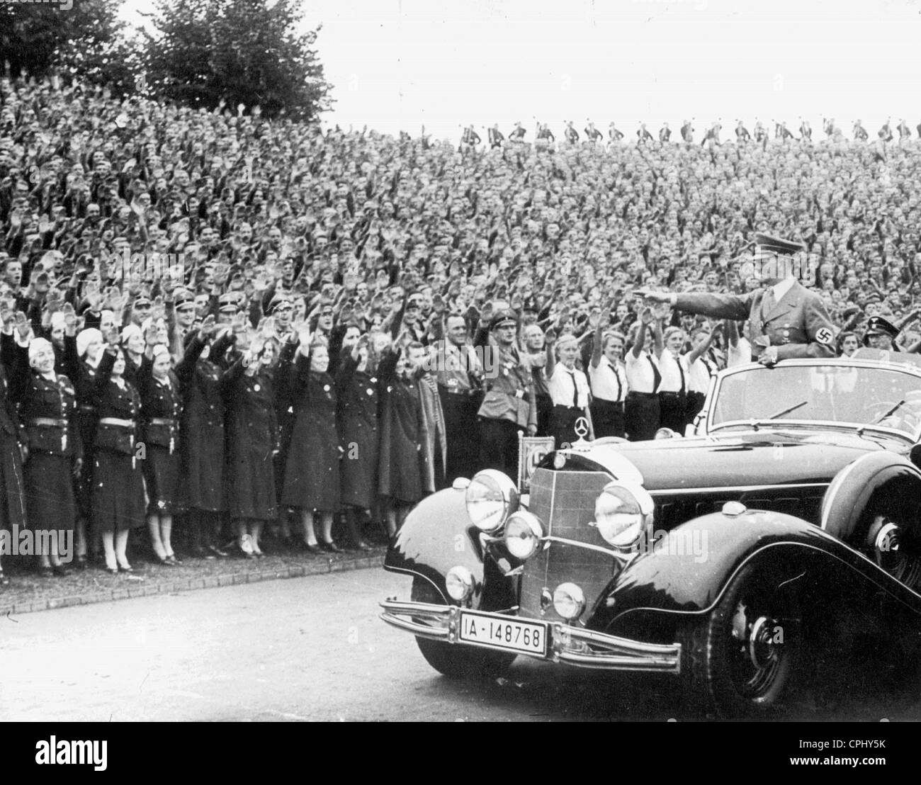 Adolf Hitler durante un viaggio di andata e ritorno attraverso lo stadio sul Rally di Norimberga, 1938 Foto Stock