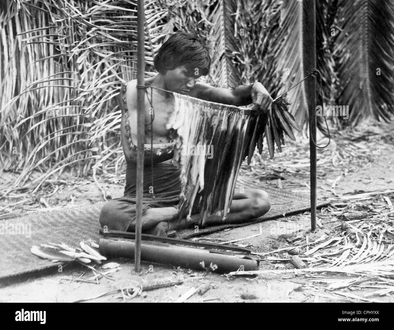 Un indiano Ororo fa un copricapo, 1929 Foto Stock
