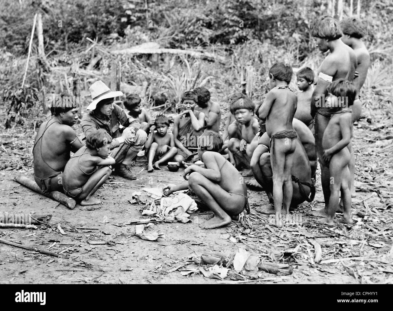 Un pilota circondato da gli Indiani amazzonici, 1934 Foto Stock