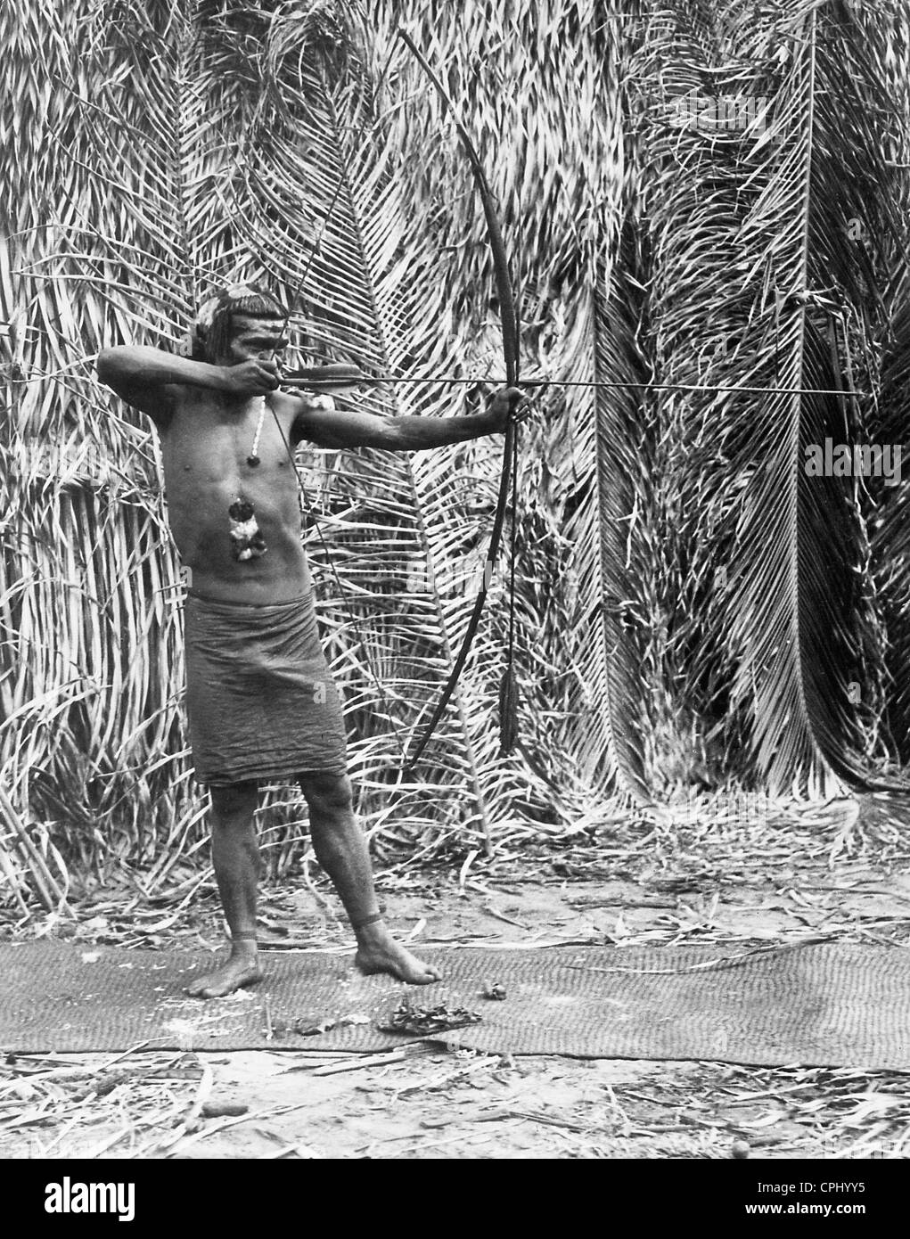 Bororo indiano con freccia e arco, 1929 Foto Stock