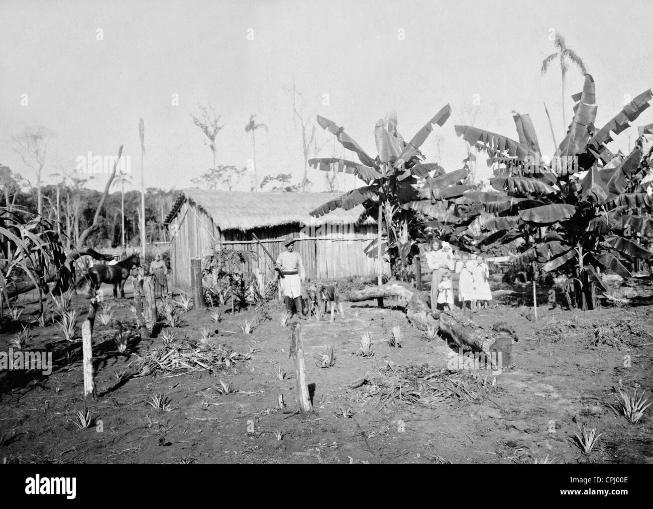 Un colono con la famiglia davanti alla loro capanna, 1929 Foto Stock