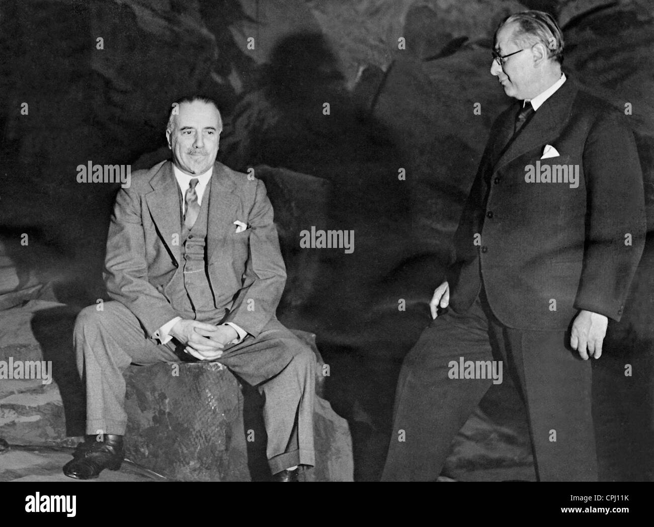 Sir Thomas Beecham e il sig. Hasait, 1934 Foto Stock