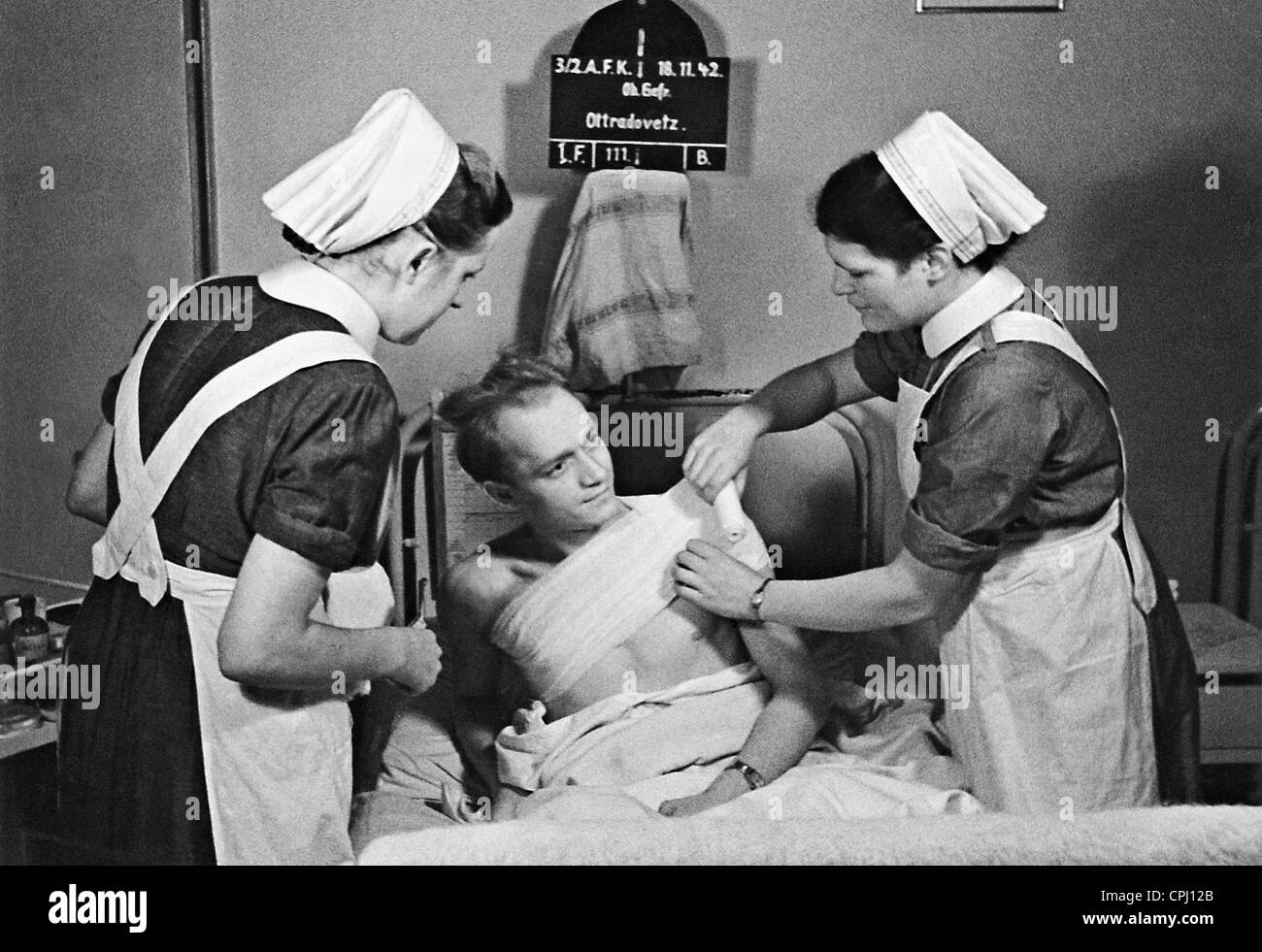 La cura per un tedesco soldato ferito in un ospedale militare, 1942 Foto Stock