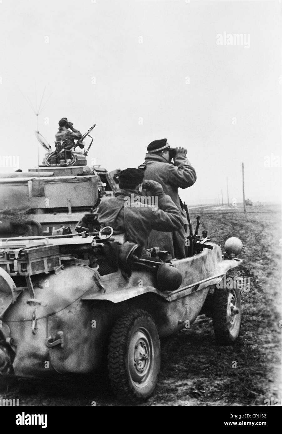 Soldato tedesco osservando combattere sul fronte orientale, 1943 Foto Stock