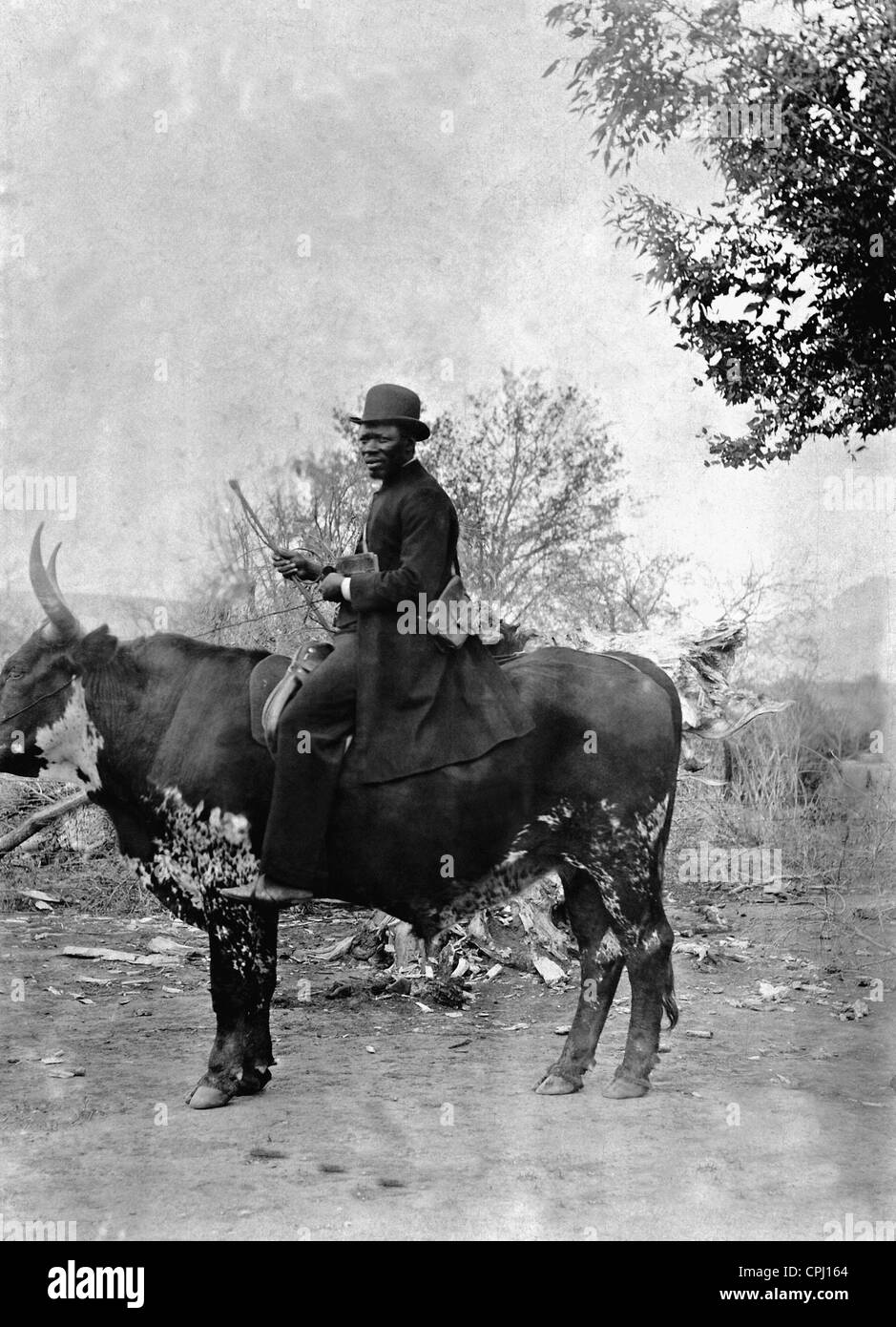 Sacerdote nativo giostre per la chiesa la domenica mattina, 1910 Foto Stock