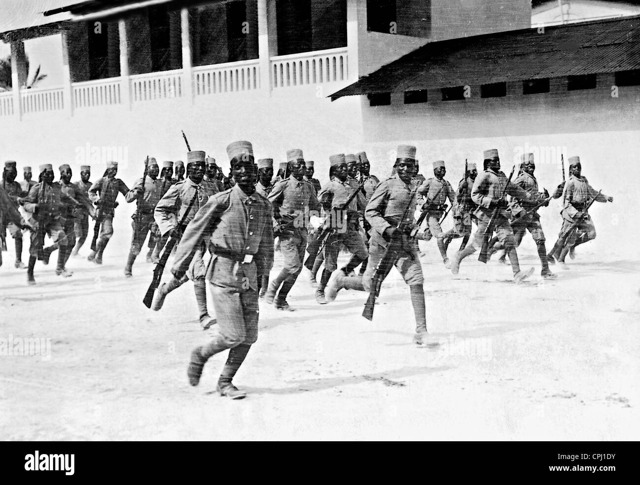 Segnalatori acustici Askari soldati della forza di protezione in tedesco in Africa orientale, 1914 Foto Stock