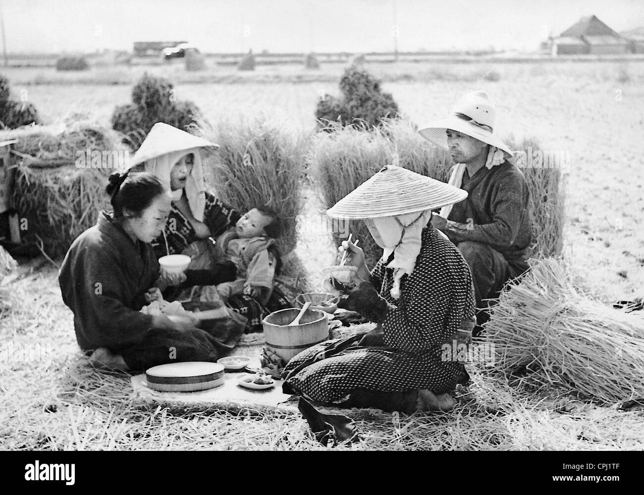 Pausa pranzo durante il raccolto di riso in Giappone, 1941 Foto Stock