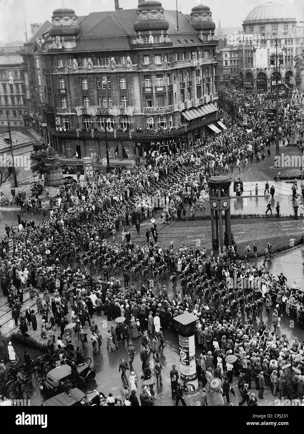 Giovani fascisti italiani presso la piazza Potsdam, 1933 Foto Stock