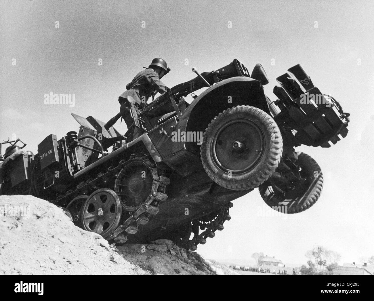 Flak tedesco su un trattore unità su una perforazione del terreno Foto Stock