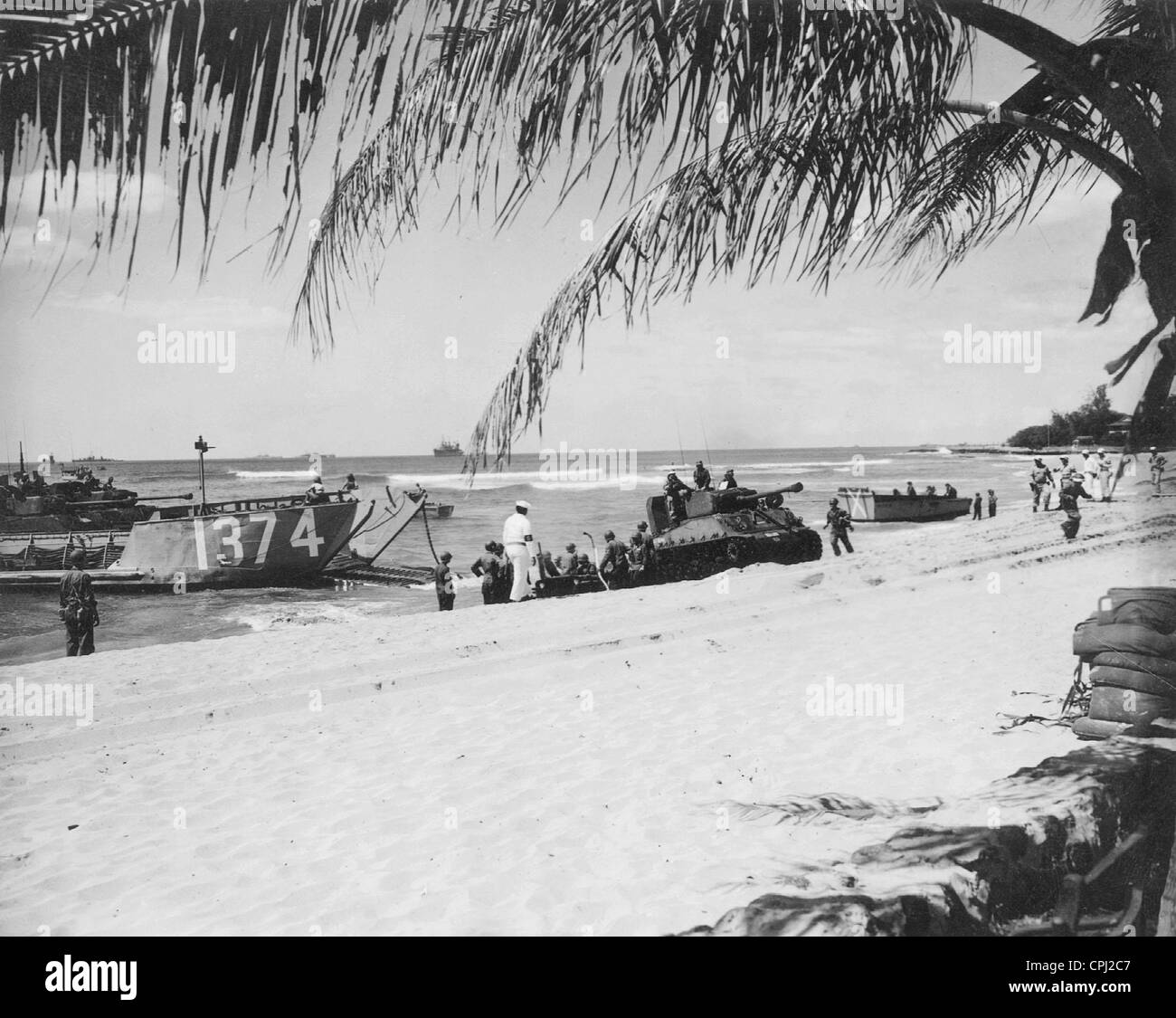 Lo sbarco delle truppe americane su un isola nel Pacifico Foto Stock