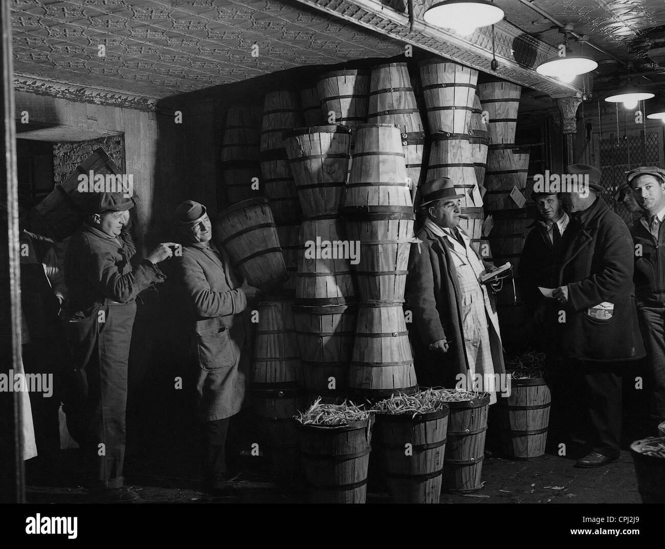 La vendita di fagioli runner su un mercato in New York, 1935 Foto Stock