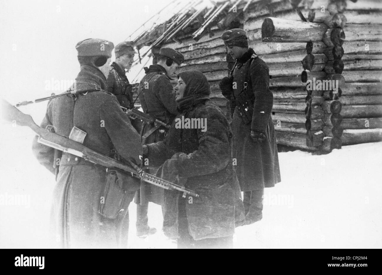 I soldati tedeschi in un contadino del capanno sul fronte orientale, 1941 Foto Stock