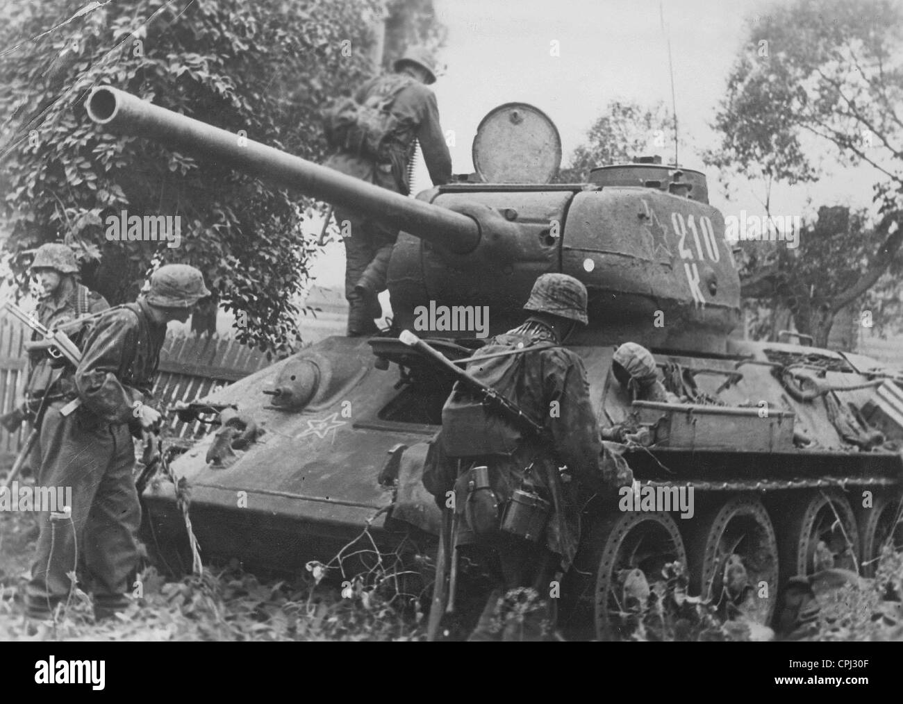 I soldati tedeschi a un distrutto T-34 serbatoio, 1944 Foto Stock
