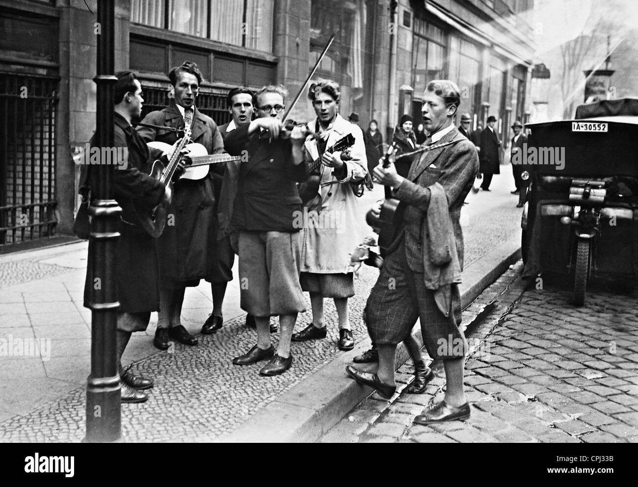 Studenti e musicisti di strada, 1932 Foto Stock