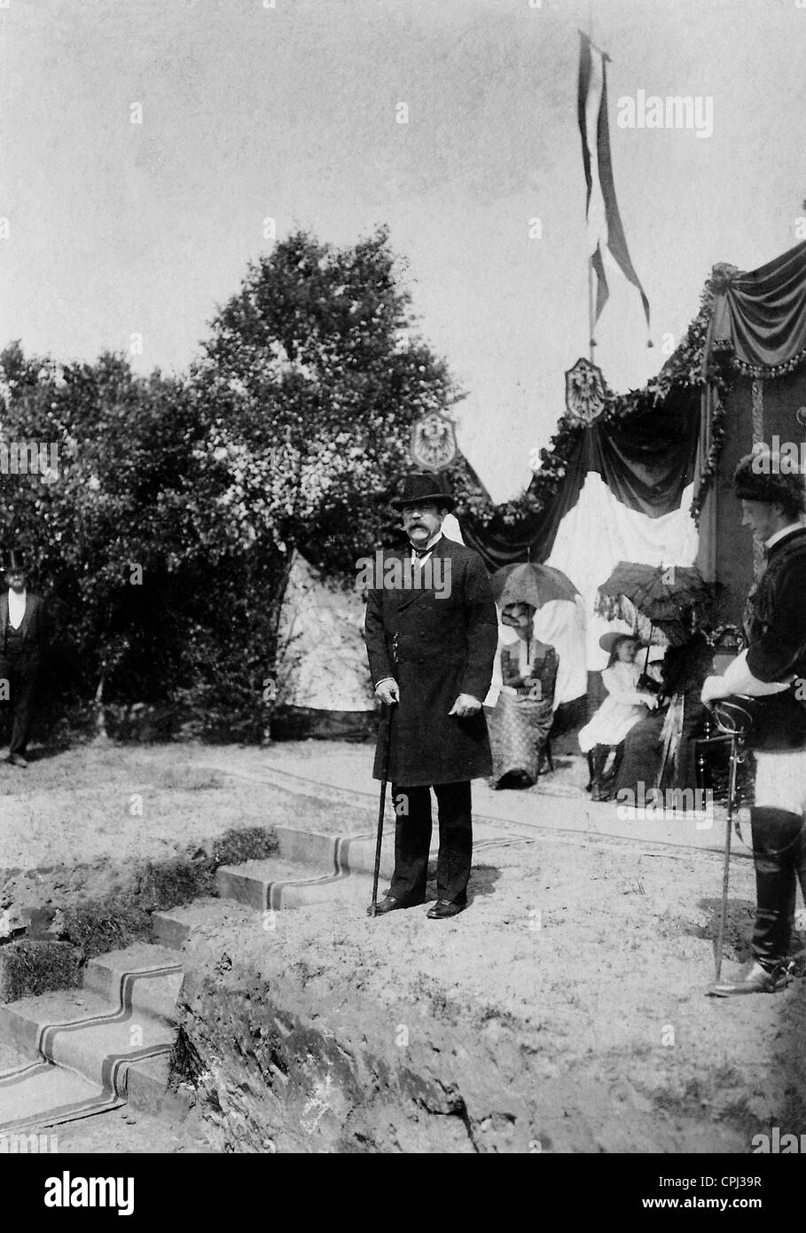 Il principe Herbert von Bismarck presso la pietra di fondazione del pilastro del Bismarck, 1901 Foto Stock